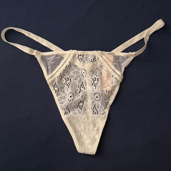 NWT Victoria’s Secret Elegant Lace Thong - Picture 1 of 3